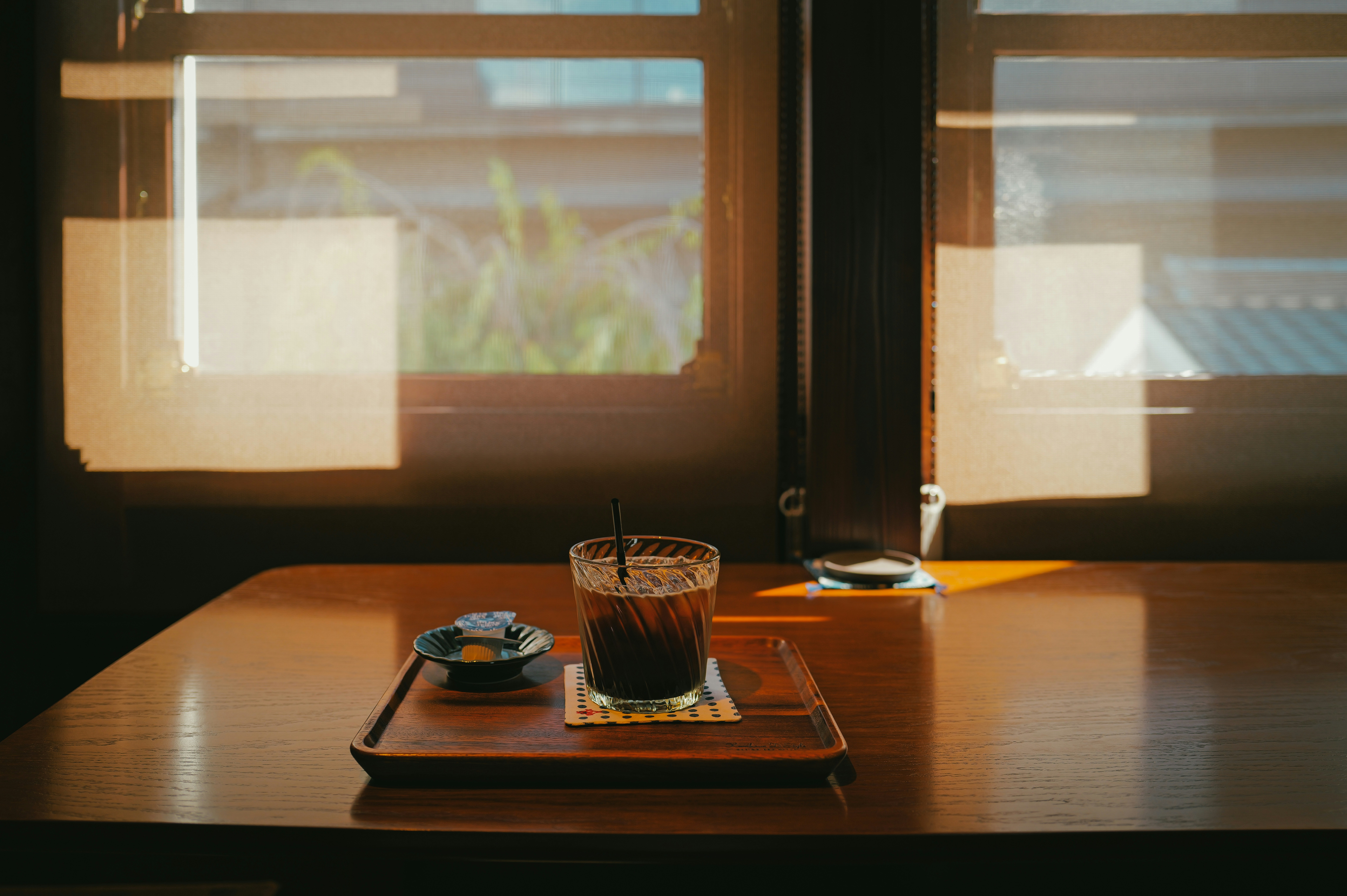 Kaffee auf Holztisch am Fenster. Symbolbild.
